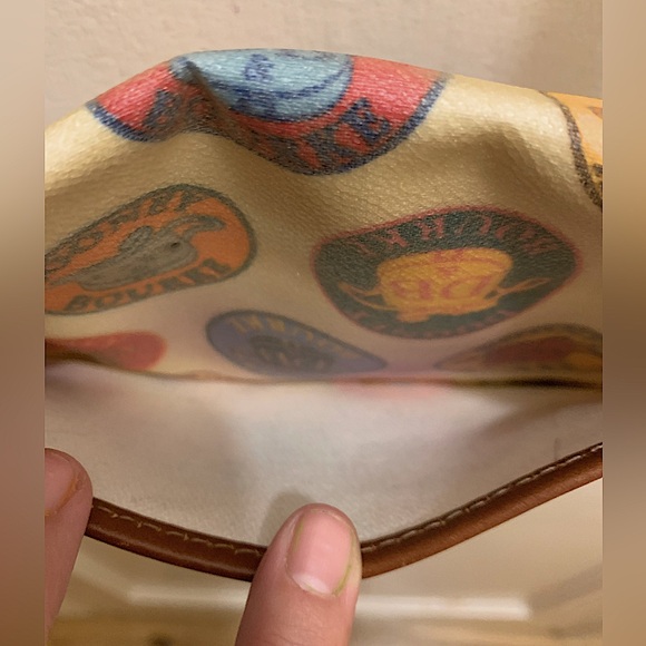 DOONEY & BOURKE Logo Medallion Crest Collection Wristlet Cream Brown Leather bag - Picture 9 of 13